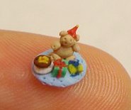 CDHM artisan Courtney Strong of Courtneys Minis makes 1:24, 1:48 and and 144 scale dollhouse miniature food