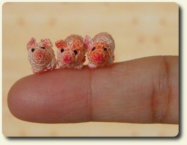 CDHM Artisan Mariella Vitale of Muffa Miniatures hand crochets 1:12, 1/24, 1/4 scale animals, using thread to create for miniatures in dollhouse