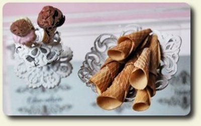 CDHM & IGMA Artisan Christel Jensen of Norway creates foods and sweets for the dollshouse miniature roomboxes in 1/12 scale