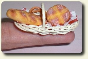 CDHM Artisan Vanesa Pizaro makes italian foods in dollshouse miniature scale