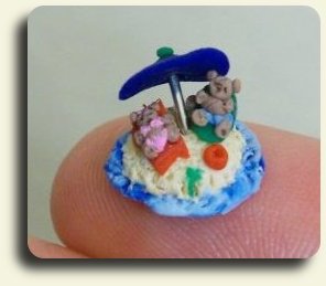 CDHM Artisan Courtney Strong of Courts Miniatures makes 144, 1/24 and 1/18 scale dollshouse foods for the dollhouse miniature collector