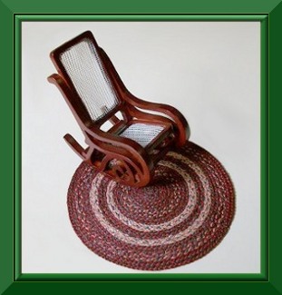 CDHM Artisan June Whitehorn creates hand braided rugs in 1:12 dollhouse miniatures