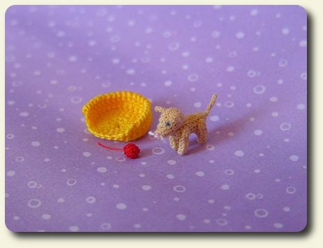Thread micro cat kitten by CDHM artisan Mariella Vitale of Muffa Miniatures