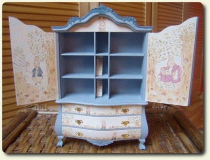 CDHM artisans Valbuena Miniaturas, miniature hand painted dollhouse furniture